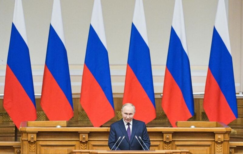 Image for the Tweet beginning: 🤔 Putin suddenly tells lawmakers